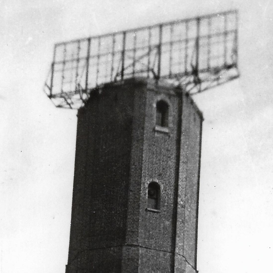 A black and white photo of the RDF array (aerial) mounted on top of the Naze Tower